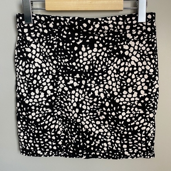 H&M Women's Black White Pull On Mini Skirt Size Small - Picture 3 of 9